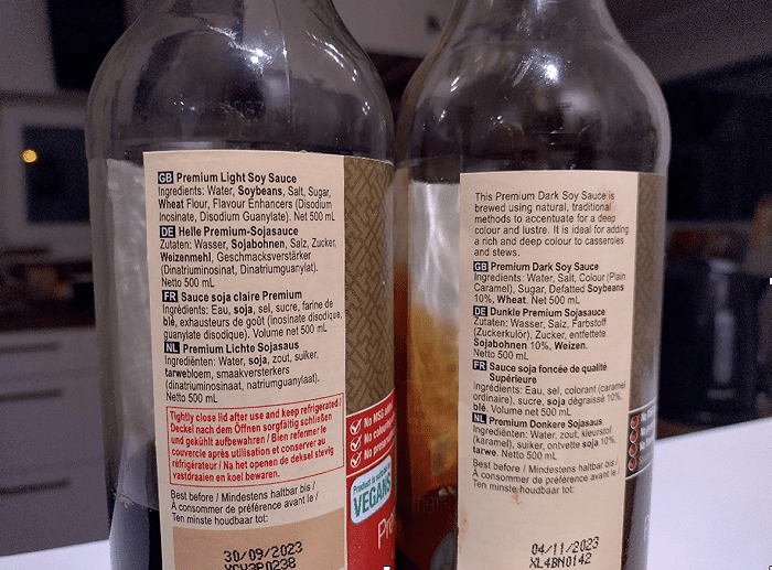 同样能找到肌苷酸二钠和鸟苷酸二钠作为添加剂的德国售李锦记生抽酱油（左）。钱伯彦 摄