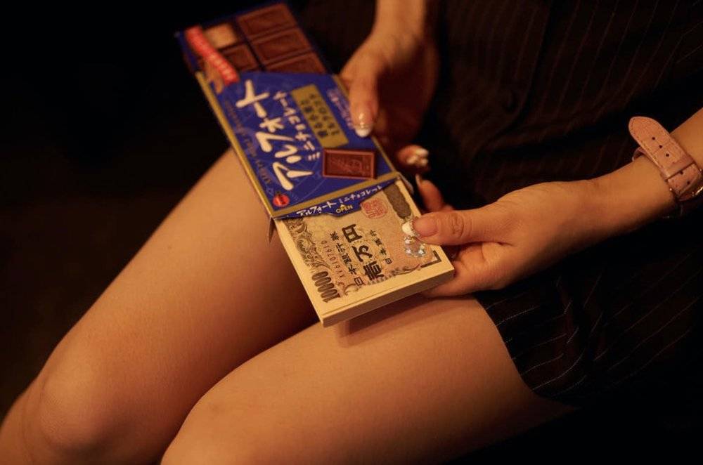 给小费的风俗：放在信封或巧克力包装里，女孩不可以当面拆开，模拟一种恋爱的氛围<br label=图片备注 class=text-img-note>
