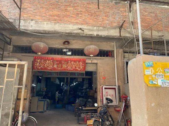 陈埭镇的鞋厂隐匿在红色砖房中。图源：时代财经摄<br>