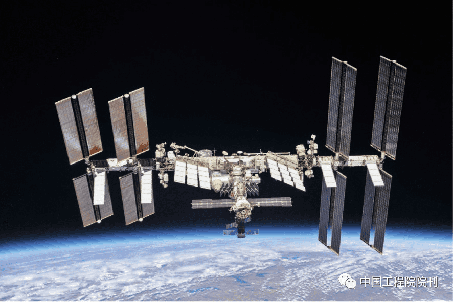图1. 一枚俄罗斯反卫星导弹和一颗苏联时代卫星碰撞产生的碎片触发了国际空间站上的紧急响应程序（该图片显示的是一位艺术家绘制的空间站），国际空间站上的7名宇航员在两个相连的航天器中躲避了2 h。来源：NASA（公共领域）。<br>