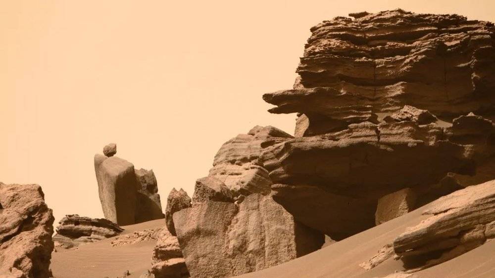 随着毅力号靠近三角洲，它拍回来的风景也越来越秀丽了。你看右上边这块岩石，像不像是沉积岩呢？| NASA/JPL-Caltech/ASU/Paul Byrne<br>