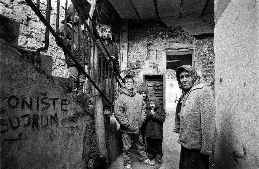 正在展览的 Enclave - East Mostar | 图源：warphotoltd / 摄影：Wade Goddard， 1992 <br>