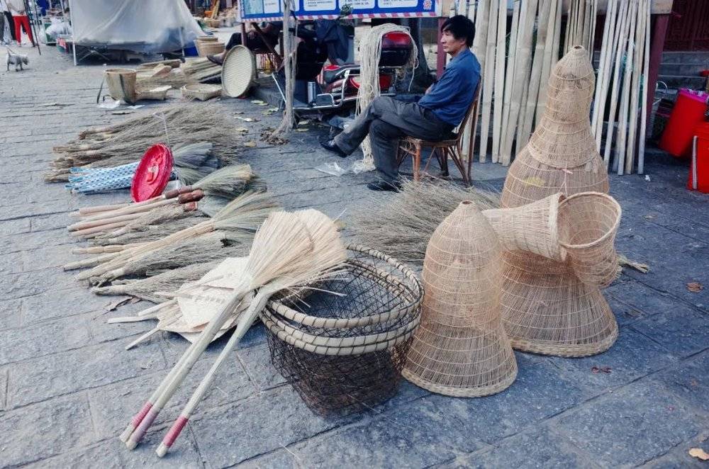 售卖手工竹制品的商贩。/作者供图<br>