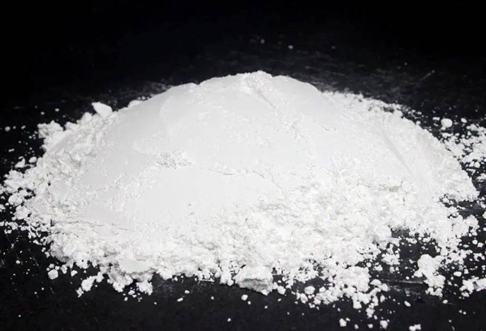 硫酸钡也常用于将相纸和化妆品变白<br>