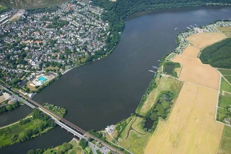 在长达70年的运行周期里，德国鲁尔河上的水库哈克特湖（Harkortsee）初始功能是为下端水坝电厂蓄能、也对来自上游河流的工业废水进行净化，后来也发展成为了土生鱼类的产卵区和候鸟的栖息地。图源ruhrverband<br>