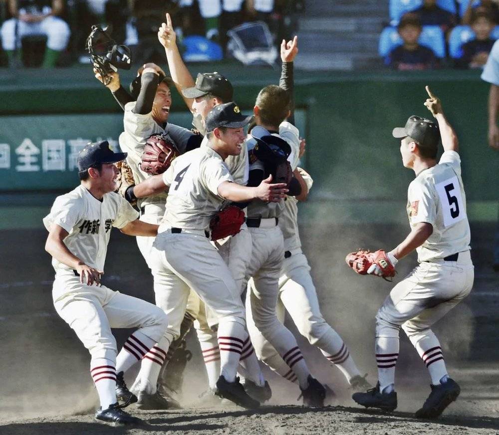 每年夏天，在甲子园举行的全日本高中棒球比赛，成为了日本人对青春、热血与汗水的典型代表之一（来源：www.shimotsuke.co.jp）<br>