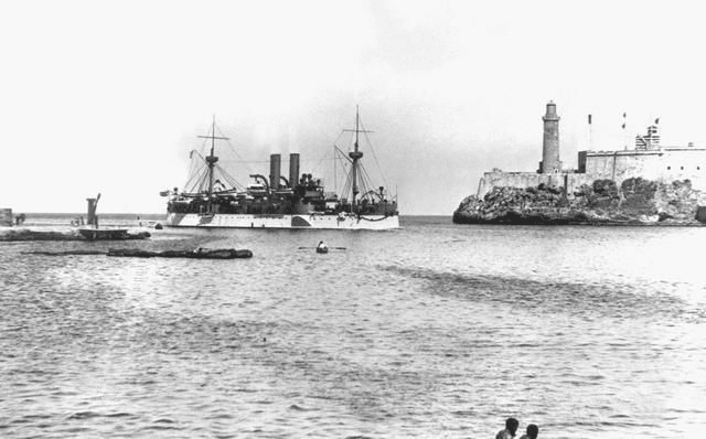 ▲缅因号驶入哈瓦那港，该船爆炸成为美西战争导火线<br>