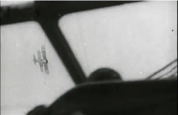 图中的双翼飞机，为日军记者拍下的航校教练李向阳的伊-15。虽然在日军眼中这是一战的装备，但李向阳仍从容应战，一人迎战32架日军飞机，后全身而退。来源/北京卫视青年频道纪年抗日战争胜利70周年特辑截图<br>