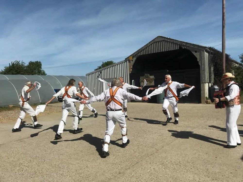 当地的 Morris 舞蹈团为特殊人士农场跳舞募捐。图源/王梆<br>