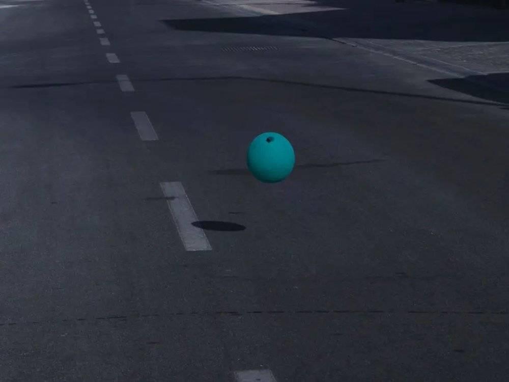 巴林伊萨，街区内垃圾箱飘出的绿色气球。/李亚楠摄