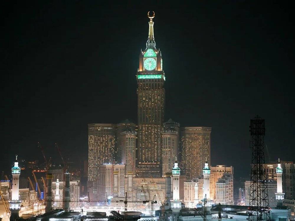 沙特麦加，禁寺旁的地标建筑，高601米的麦加皇家钟楼饭店。/李亚楠摄