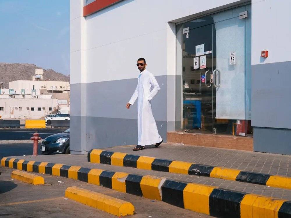 沙特麦加，快进入麦加时公路边的服务区，一个身着白袍的阿拉伯人。/李亚楠摄