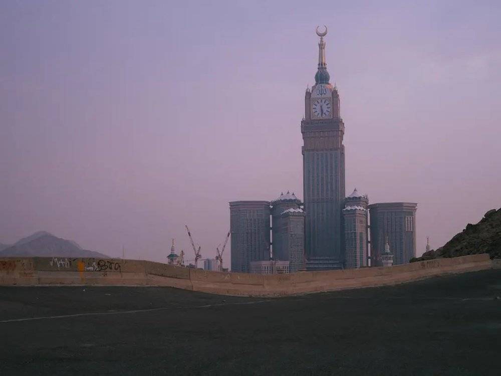 沙特麦加，禁寺周围的山上看到钟楼饭店。/李亚楠摄