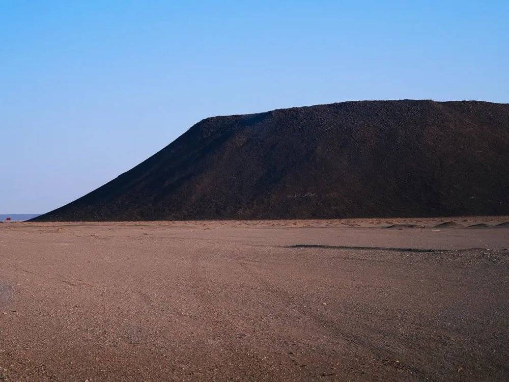 沙特沙吉瓦，漂亮的黑色山体。/李亚楠摄