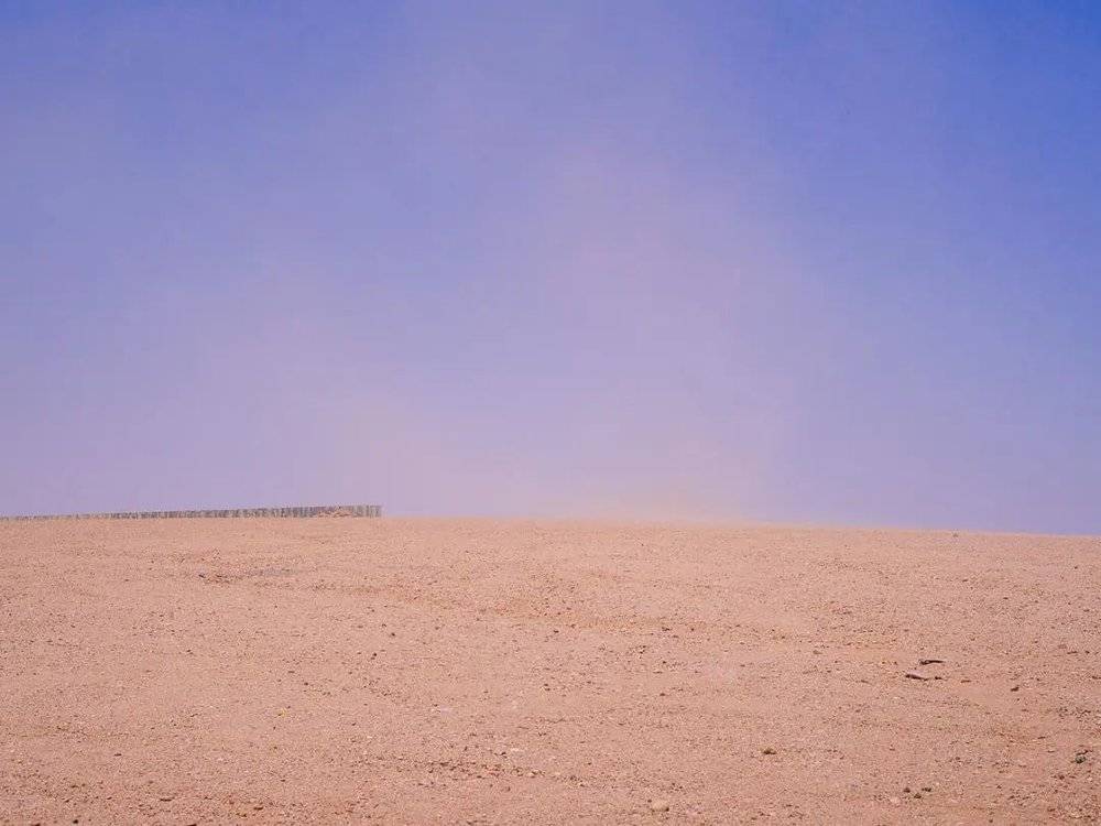 沙特马哈德阿杜达哈巴，公路护坡吹起的沙尘。/李亚楠摄
