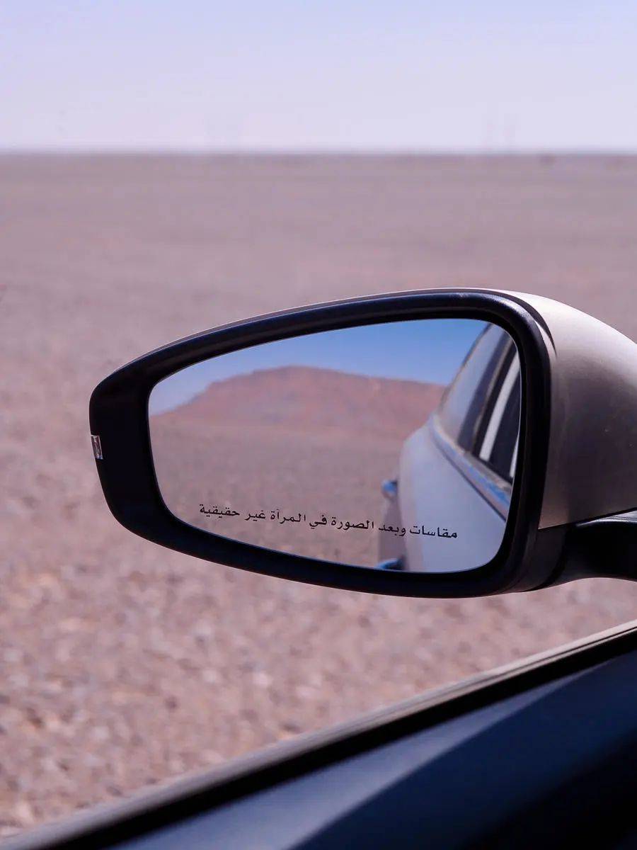 沙特多巴哈，汽车反光镜上的阿拉伯语。/李亚楠摄
