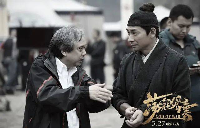 90年代就来到北京拍摄《武状元苏乞儿》的陈嘉上（左），在进入合拍年代后，一度是各家电影企业争抢的香饽饽。<br>