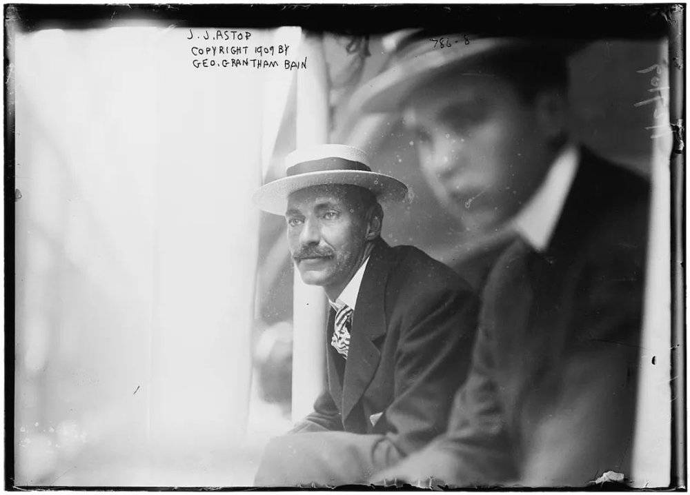 1909年，约翰·雅各·阿斯特倚在火车车窗旁。© commons.wikimedia<br>