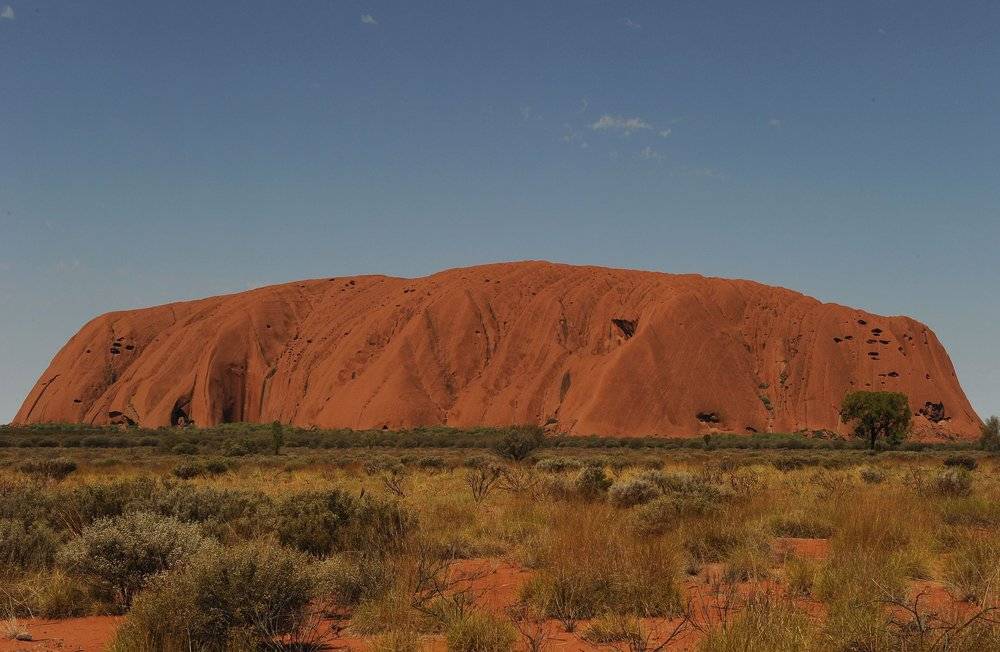 澳大利亚举世闻名的艾尔斯岩，典型的含铁砂岩，一天中可以随着太阳角度的不同呈现不同颜色（图：视觉中国）<br>