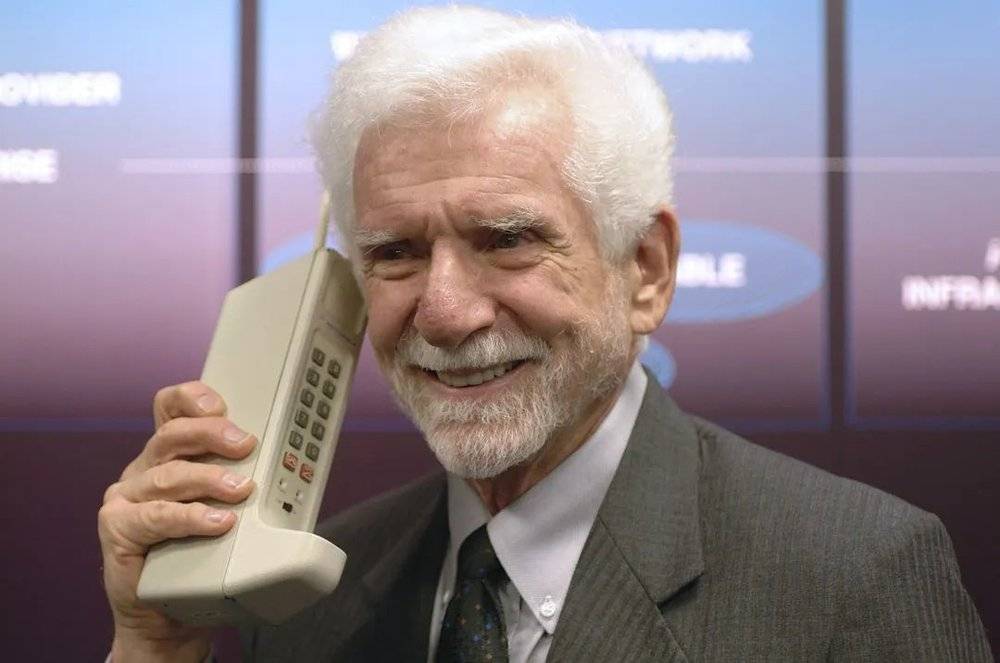 移动电话之父 Martin Cooper 拿着 DynaTAC 8000X丨图片来源TechWorld.hu<br>