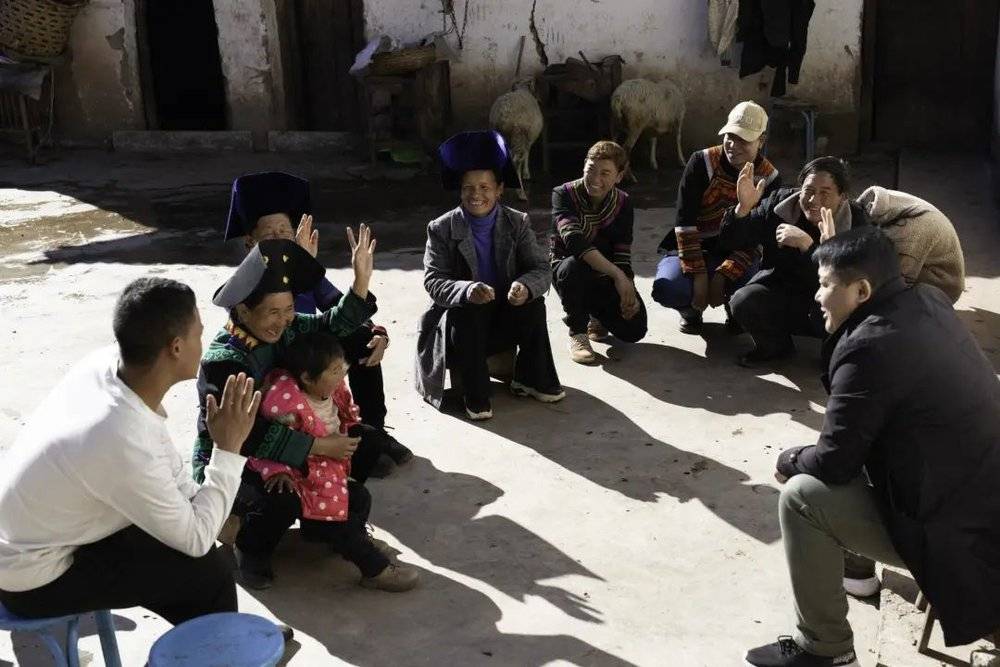 公益执行人员在村中走访 ©️四川海惠助贫服务中心