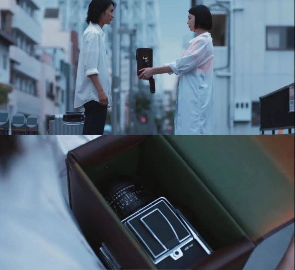 《说好不哭》MV里，女主角将胶片相机送给男主角。