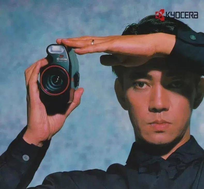 坂本龙一为京瓷胶片相机拍摄的广告。