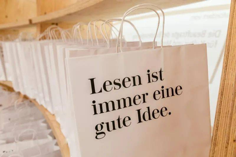 活动主办方提供的纸袋，印有标语“阅读永远都是一个好主意”（Lesen ist immer eine gute Idee）。/法兰克福书展公众号