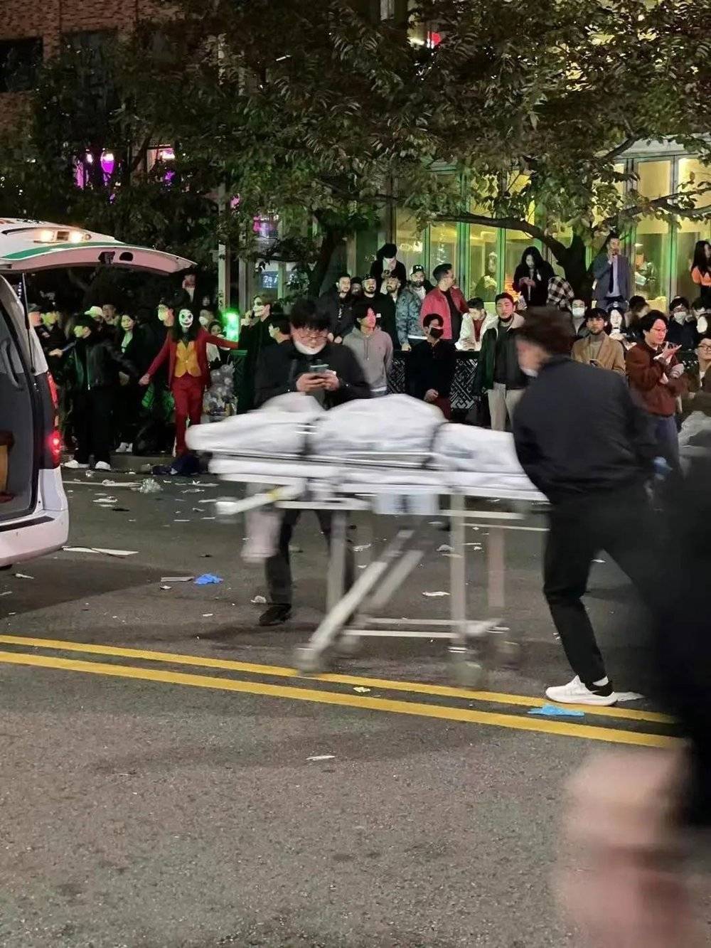 事故发生后，现场不停有蒙着布的人被放在担架上推进救护车。<br>