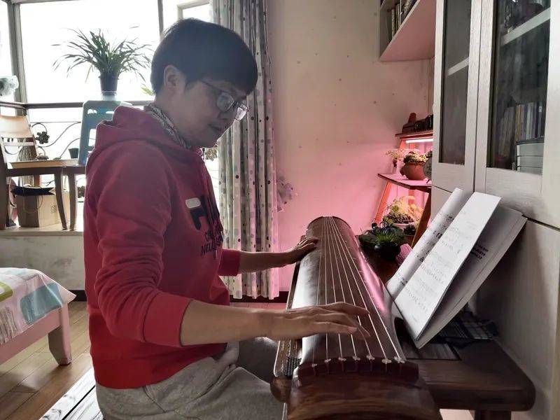 文瑛的母亲正在练古琴。