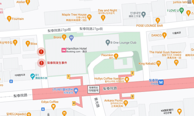 图中红色长形区域梨泰院地铁站，红色感叹号标记区域即为发生踩踏事件的巷子。这条巷子仅宽4米，为一段斜坡路。截自谷歌地图