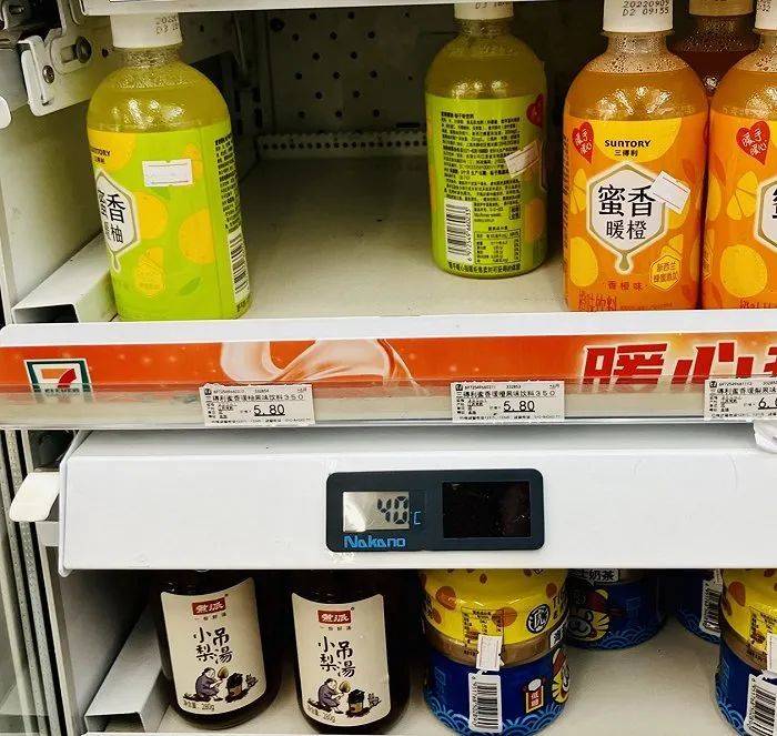7-ELEVEn便利店暖柜温度显示屏。（图片拍摄：赵晓娟）<br>