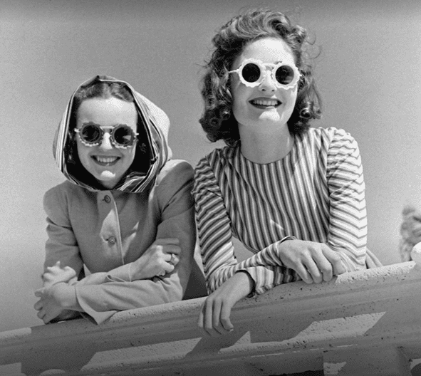 1940年，迈阿密海滩的戴墨镜女性，Alfred Eisenstaedt摄。来源/Google Arts & Culture