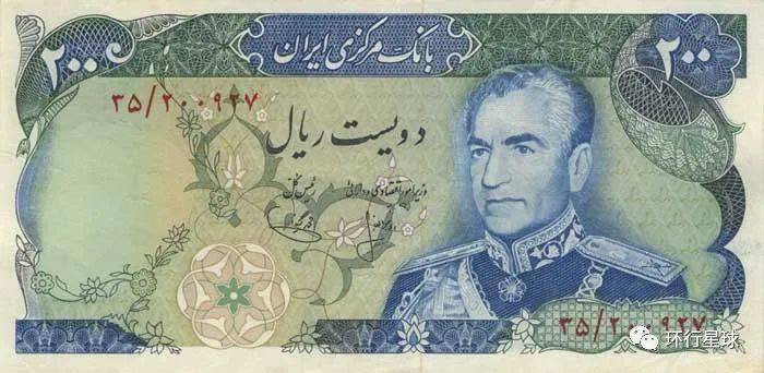 虽然波斯语从右到左书写，但是伊朗的数字却是从左到右书写。如上图钞票中的文字和数字，正上方的文字“伊朗中央银行”是从右到左，而右上角的两百是从左到右。