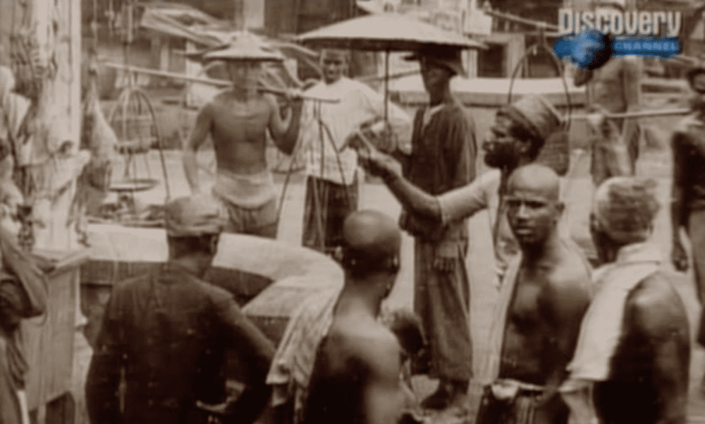 新加坡外来劳工。来源/纪录片《新加坡的历史》截图<br>
