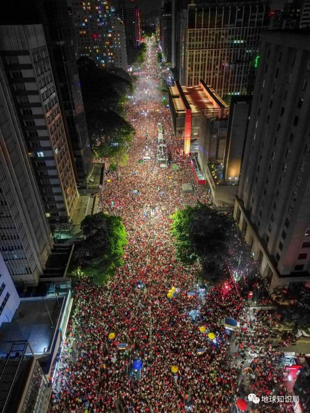 结果公布后，卢拉的支持者在街头庆祝（图：twitter @ricardostuckert）