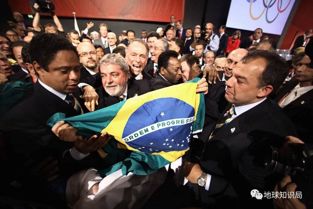 里约申奥成功时，卢拉和球王贝利在现场。在其任内，巴西经济和文体发展都有亮点（图：wikimedia）