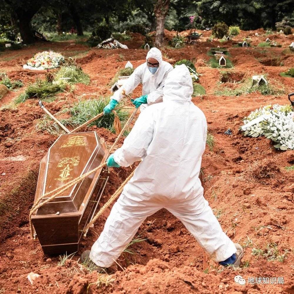 巴西疫情最严重的时候，墓地里有上百座坟墓被提前打开