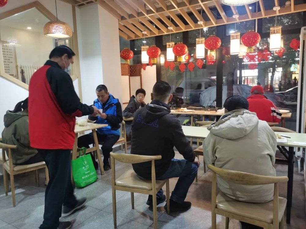 北京市潘家园附近一社区食堂大厅里，食客正在用餐，图源：作者拍摄<br>