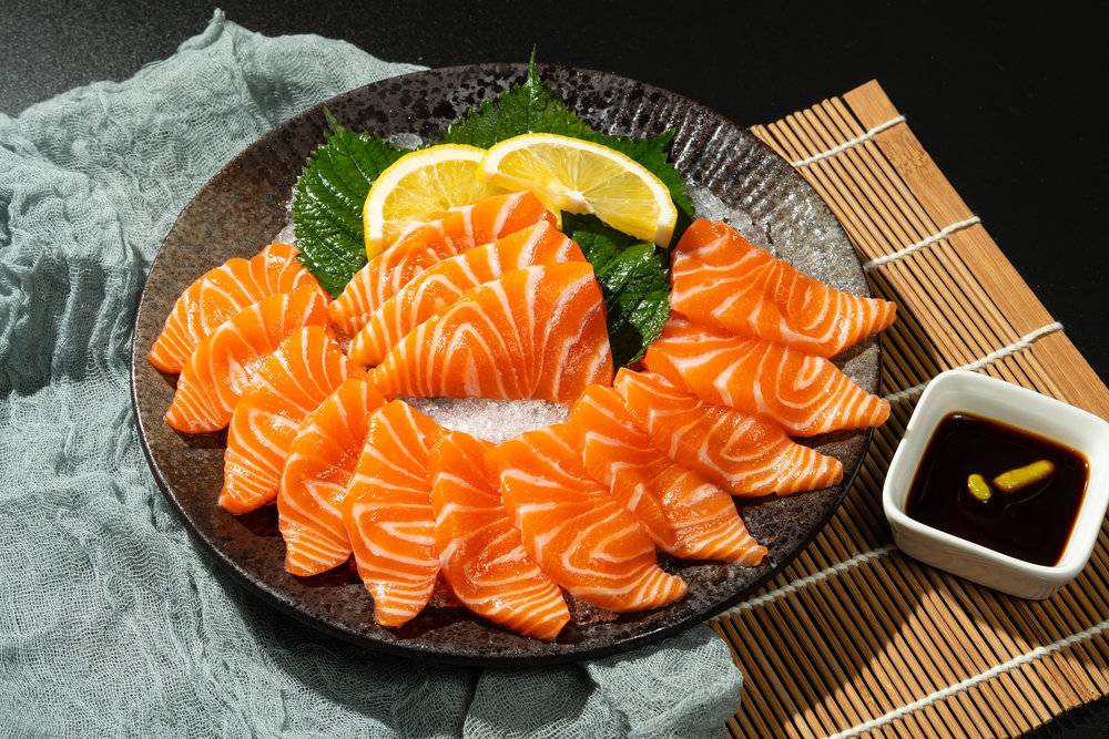 三文鱼刺身切片日本料理。来源/视觉中国<br>