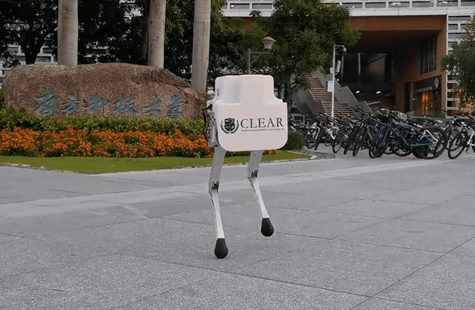 图 | 南方科技大学研发的3D点足式双足机器人<br>