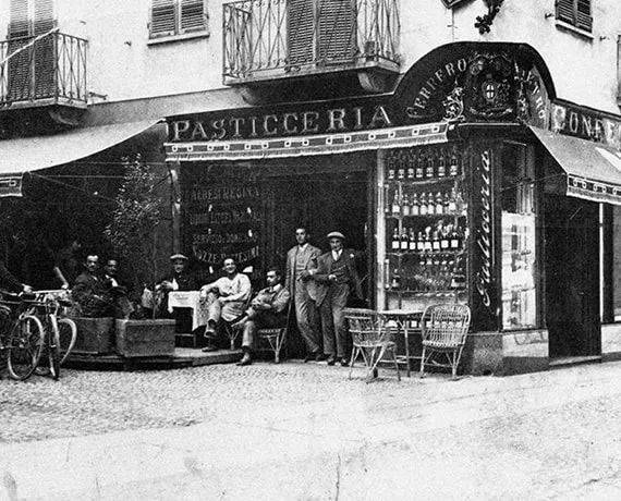 阿尔巴的第一家费列罗糕点店