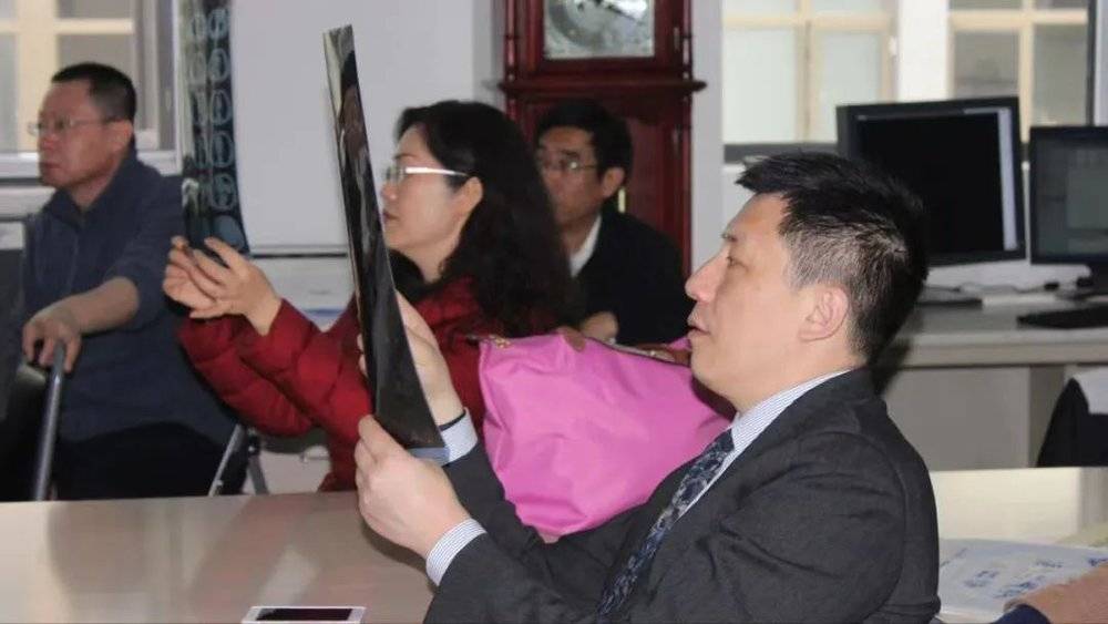 ▲ 赵晓菁医生和同事一起看患者的CT影像，2015