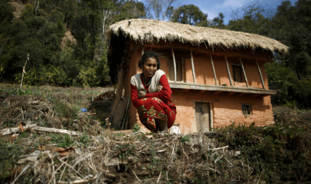 在尼泊尔西部，有种传统称为Chhaupadi（当地语月经的别称，带贬义，指女人经期不洁），女性来经时必须隔离在小茅屋，不能与众人接触也不能吃肉类等营养食材，因为会“污染”珍贵食物。受限于小屋条件，隔离期间也不能洗澡，造成许多女性感染等健康问题。虽然尼泊尔政府已在2005年禁止这项传统，但许多地方至今仍存在这种陋习。© liebertpub