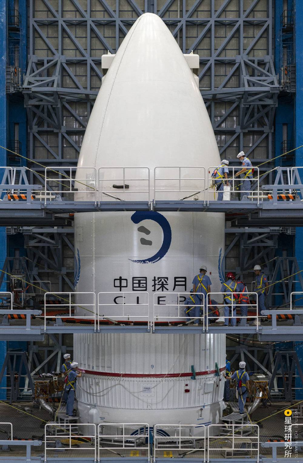 （嫦娥五号探测器与长征五号火箭组装现场，画面中央的中国探月标志意为“月亮之上”，以中国书法的笔触勾勒出一轮圆月，一双脚印踏在其上，象征着月球探索工程的终极梦想，摄影师@史啸）