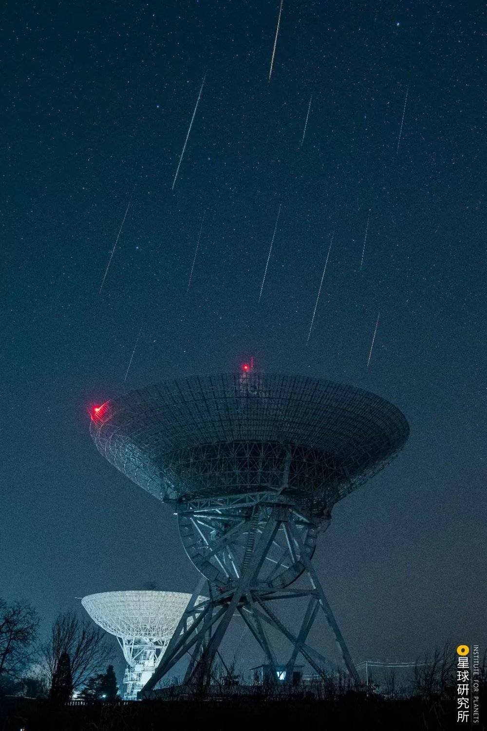 （北京密云50m口径射电望远镜与流星同框，此望远镜是为了完成绕月探测任务新建，是当时国内口径最大的天线系统，摄影师@孙业林）