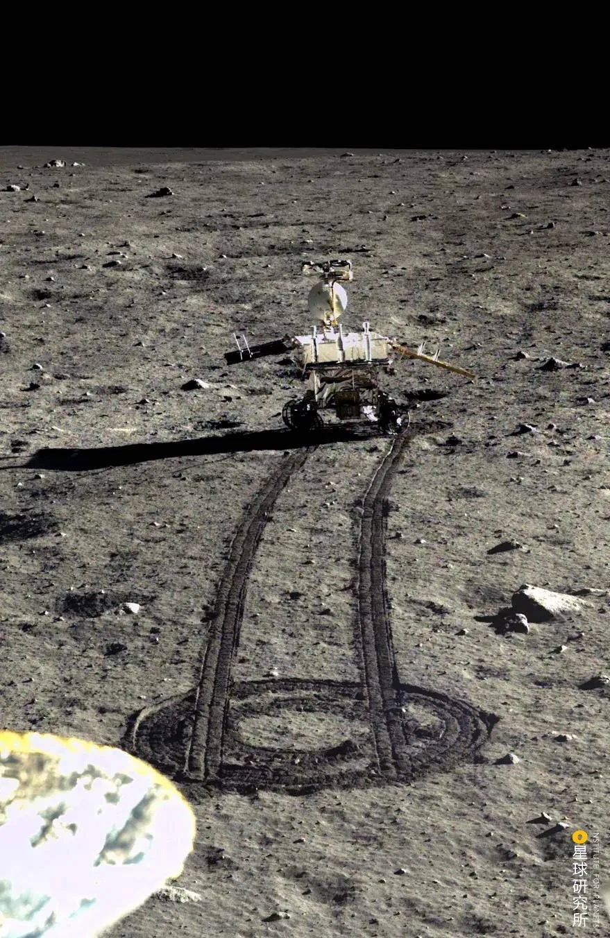 （嫦娥三号探测器释放的月球车“玉兔号”，摄影师@嫦娥三号着陆器，图片来源@国家航天局）