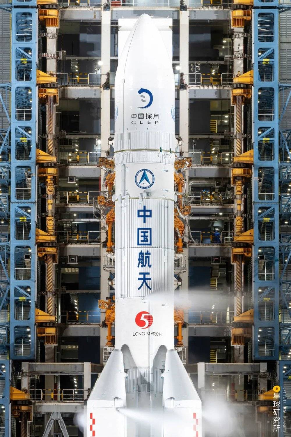 （2020年11月24日，嫦娥五号任务发射前的长征五号，由于尺寸硕大，人送外号“胖五”，摄影师@陈肖&肖海林）