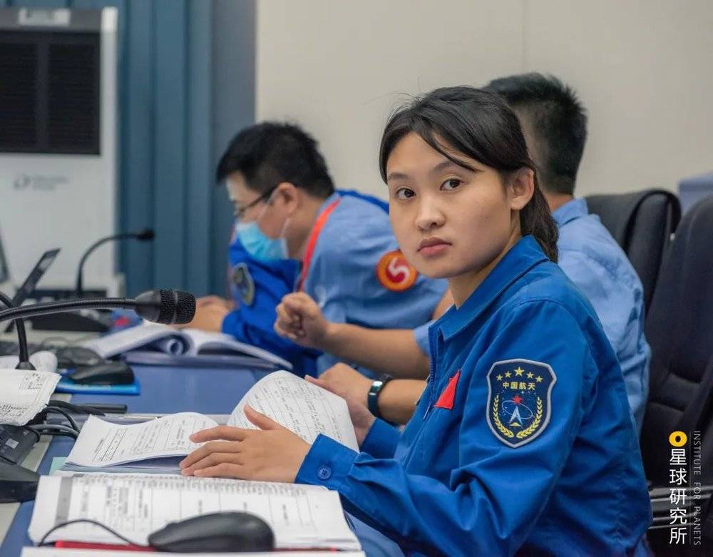 （2020年11月，周承钰参加嫦娥五号发射任务，她年纪虽小，却被同事们亲切地称为“大姐”，摄影师@都鑫鑫）