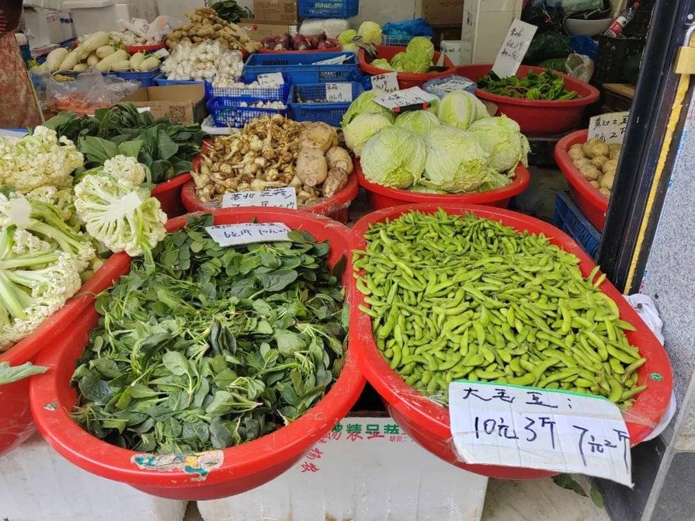 骊山路上的小菜店，蔬菜品种也很丰富